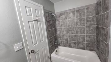 Bruser, hårtørrer, håndklæder, Sæbe