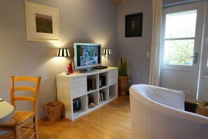 TV, DVD player, stereo - Vacation apartment Anna - Enjoy relaxing days in the vacation apartment Anna - only (Wyk auf Föhr)