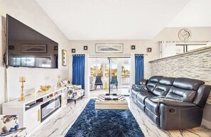 Smart TV, fireplace, offices - Beautifully Furnished Waterfront 4BR, 2Bath home with Access to Gulf of America (New Port Richey)