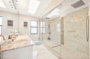 Shower, jetted bath, hair dryer, towels - Beautifully Furnished Waterfront 4BR, 2Bath home with Access to Gulf of America (New Port Richey)