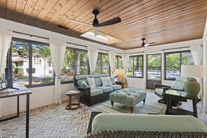 Smart-tv, böcker och kontor