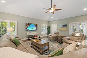 Smart TV, videojuegos, futbolito, libros