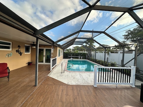 Family friendly 3bed, 2bath house with WiFi, AC, Pool. 6mi-beach, 13mi-airport