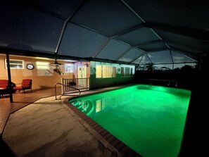 Utendørsbasseng og et oppvarmet basseng