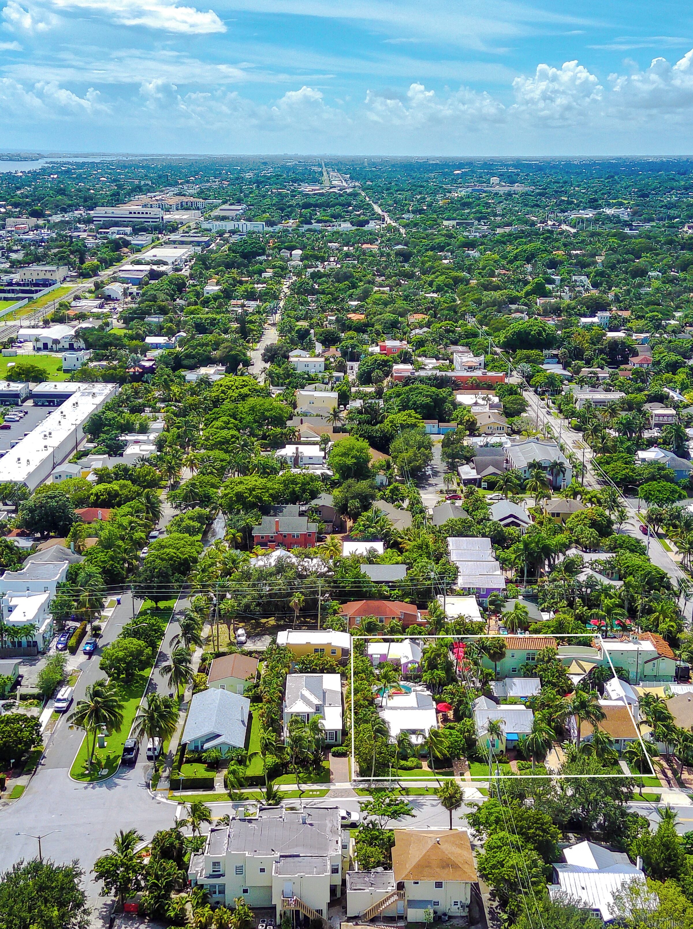 Vue aérienne d’un quartier résidentiel avec des maisons, des rues et de la végétation.