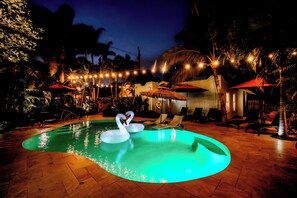 Una piscina al aire libre (de 09:00 a 21:00), sombrillas, tumbonas