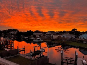 Marina - Outerbanks 3 bedroom, 2.5 bath house canal front with dock (Kill Devil Hills)