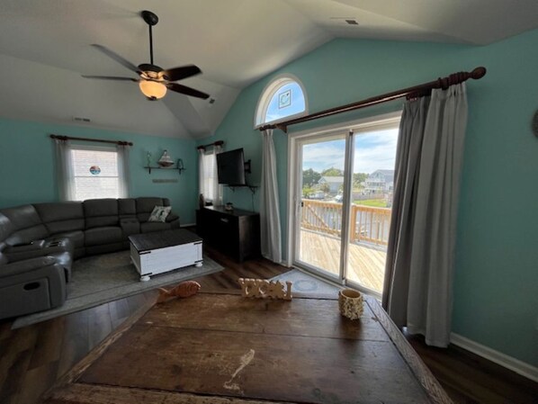 Smart TV - Outerbanks 3 bedroom, 2.5 bath house canal front with dock (Kill Devil Hills)