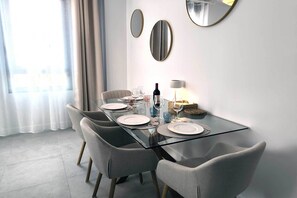 Dining - Mountain Views & Comfort – Las Mesas Home Estepona (Estepona)