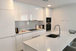 Réfrigérateur, four à micro-ondes, un four, surface de cuisson