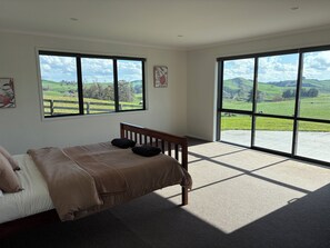 6 bedrooms, iron/ironing board, free WiFi, bed sheets - The Home on the Hill (Piarere)