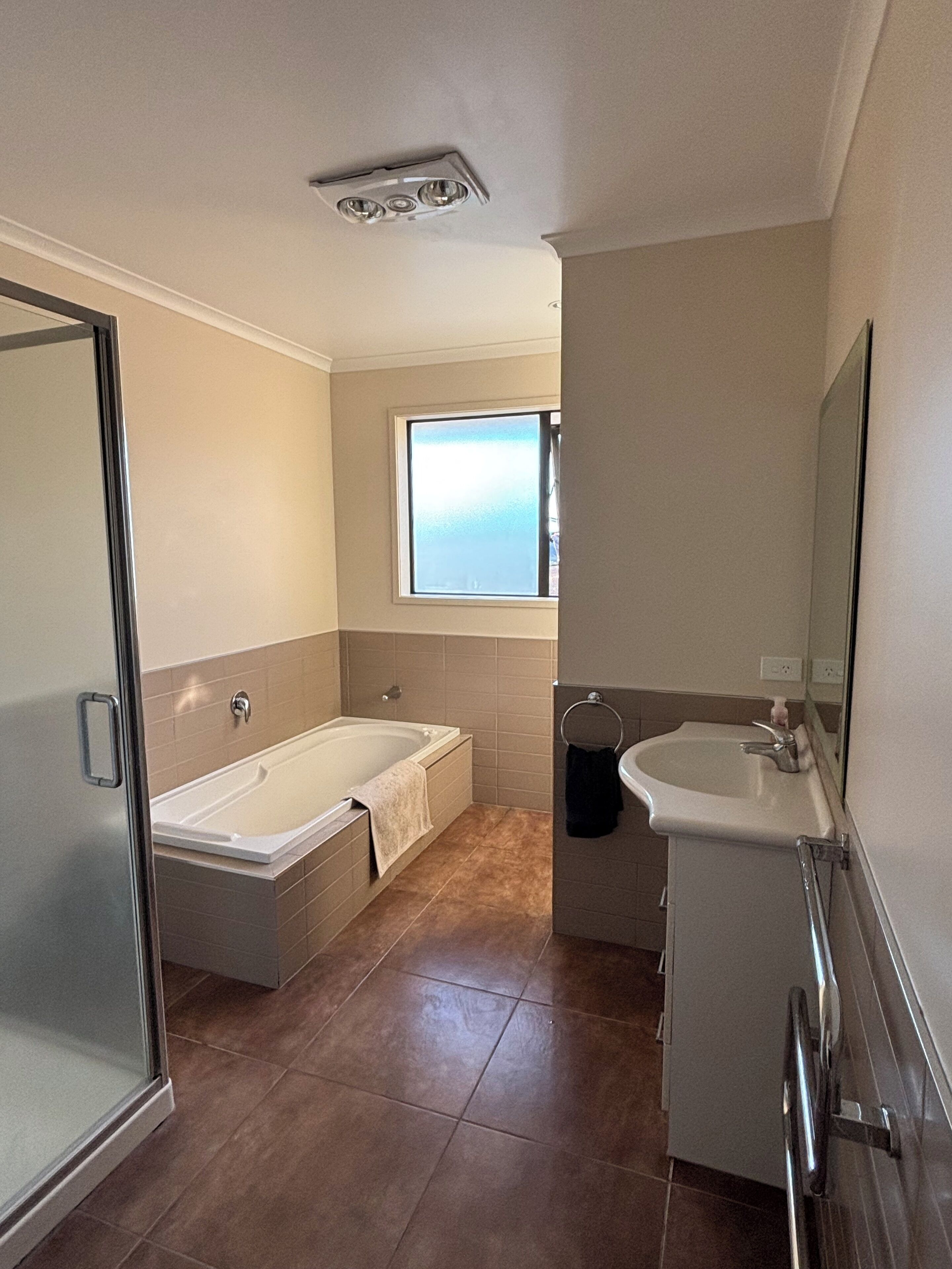 Un baño con bañera, lavamanos y ventana.