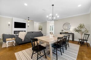 Smart TV, fireplace