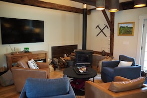TV connectée, cheminée, écrans d'ordinateur, imprimantes