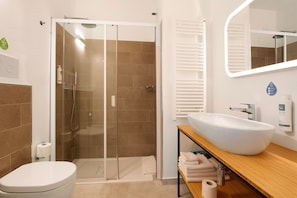 Douche, sèche-cheveux, serviettes fournies