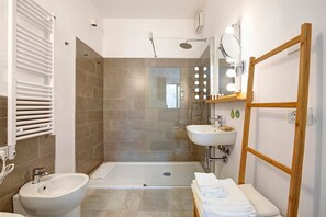 Een douche, een haardroger, handdoeken