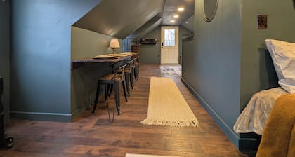 Cozy Loft Retreat- Walk to Liberty Mountain Resort