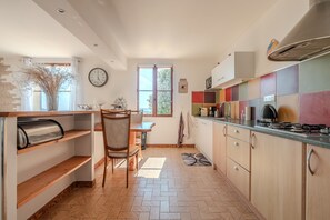 Coffee/tea maker, fridge, microwave, oven