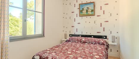 2 habitaciones y tabla de planchar con plancha