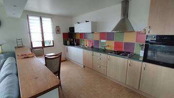 Jääkaappi, mikroaaltouuni, uuni, liesi