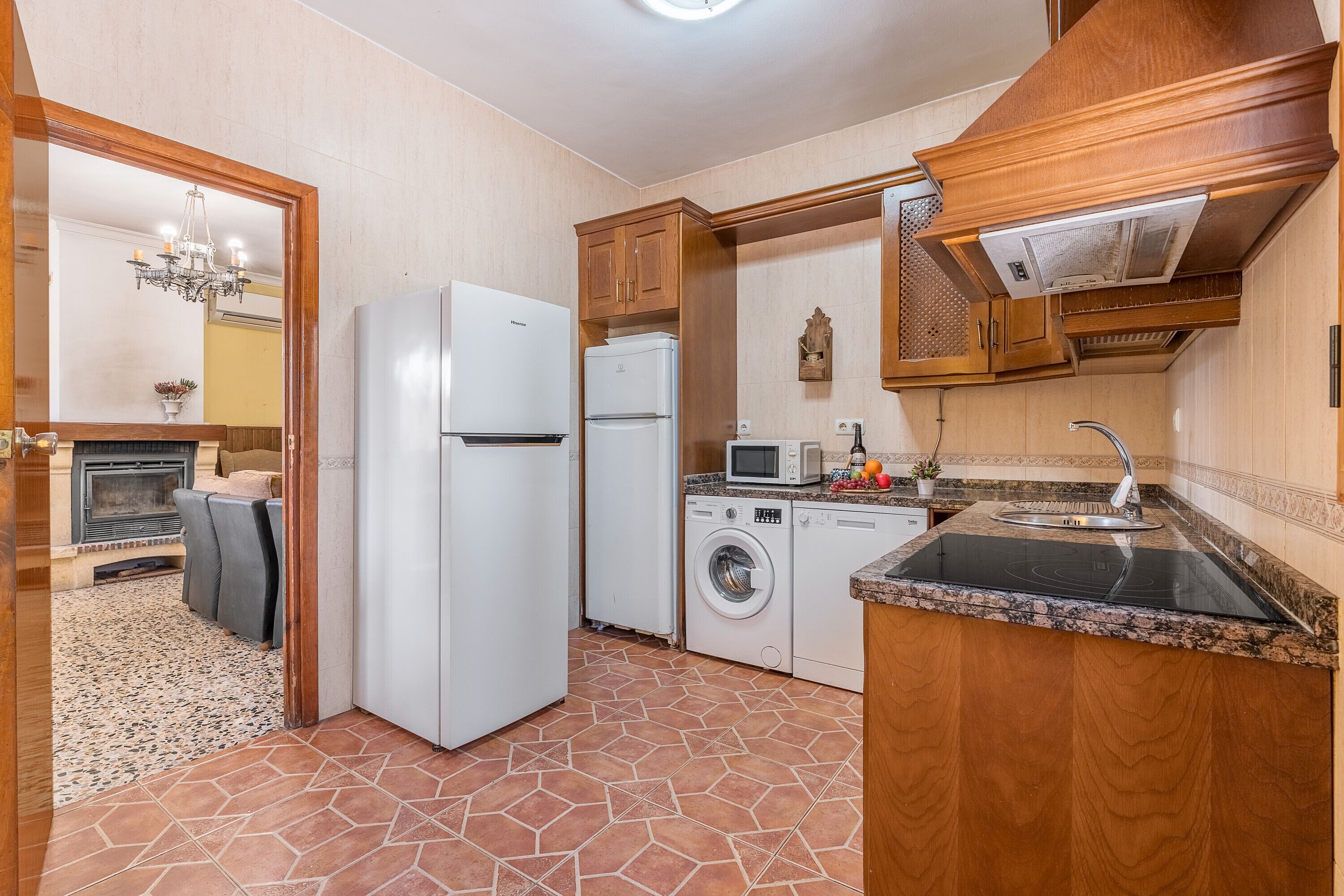 Jääkaappi, mikroaaltouuni, liesi, astianpesukone