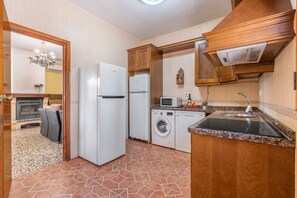 Réfrigérateur, micro-ondes, plaque de cuisson, lave-vaisselle