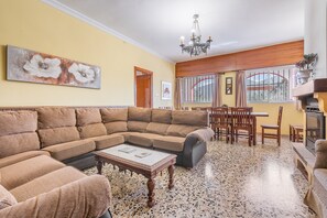 Televisión y chimenea 