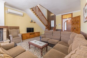 Televisión y chimenea 