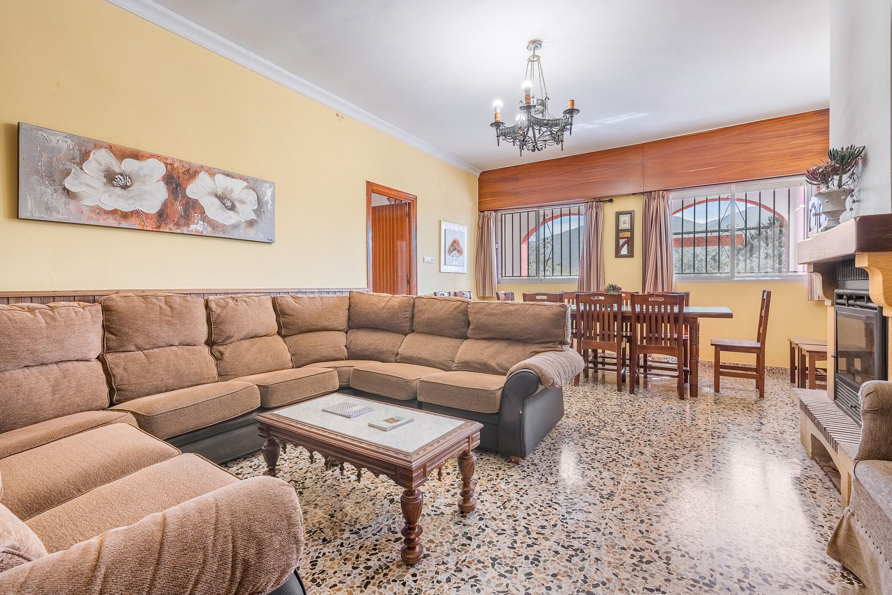 Televisión y chimenea 