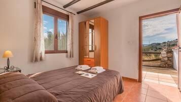 6 bedrooms, iron/ironing board, free WiFi, bed sheets