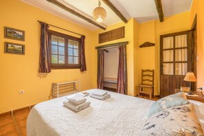 2 slaapkamers, een strijkplank/strijkijzer, gratis wifi, beddengoed