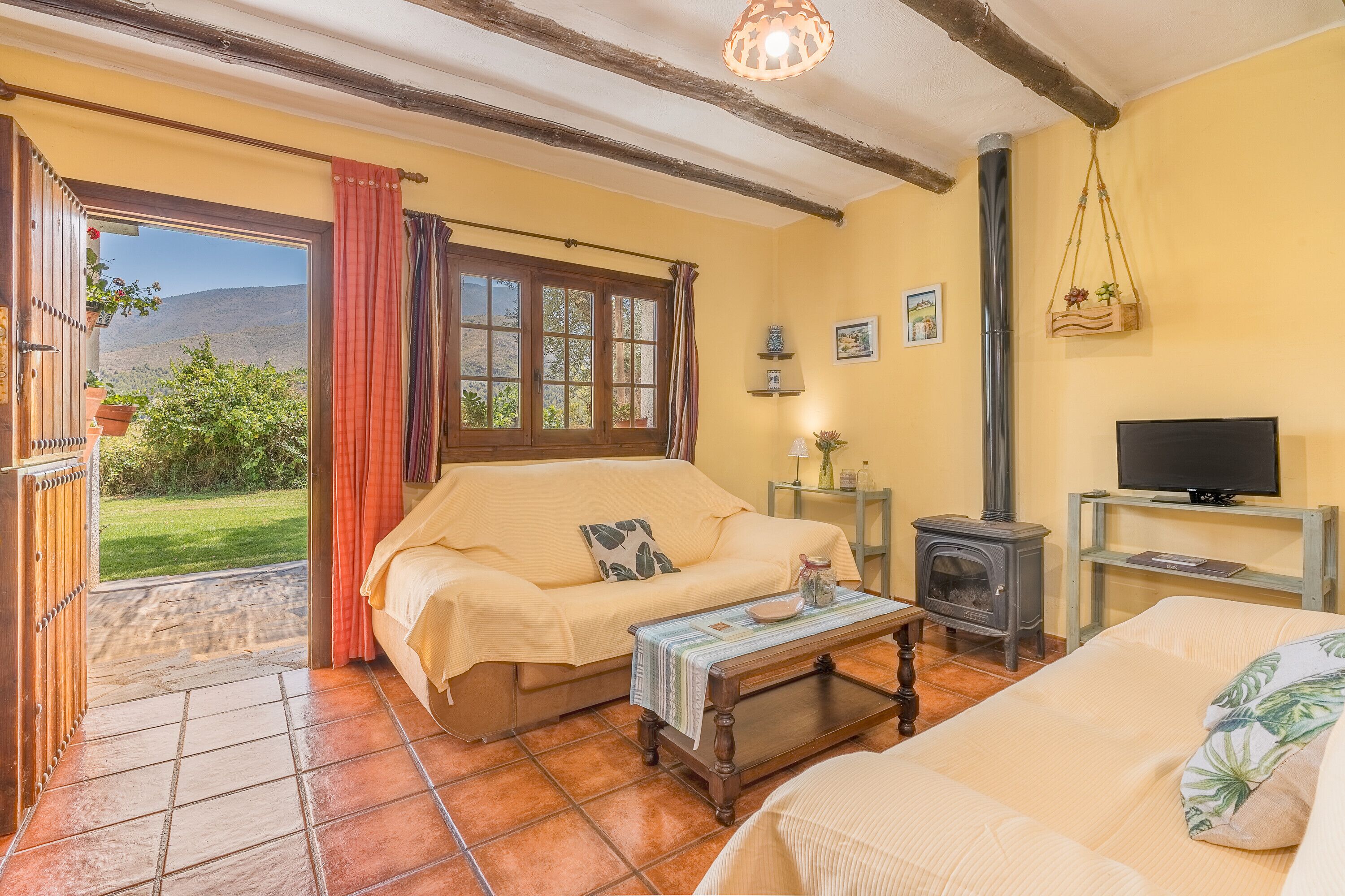 Televisión y chimenea 