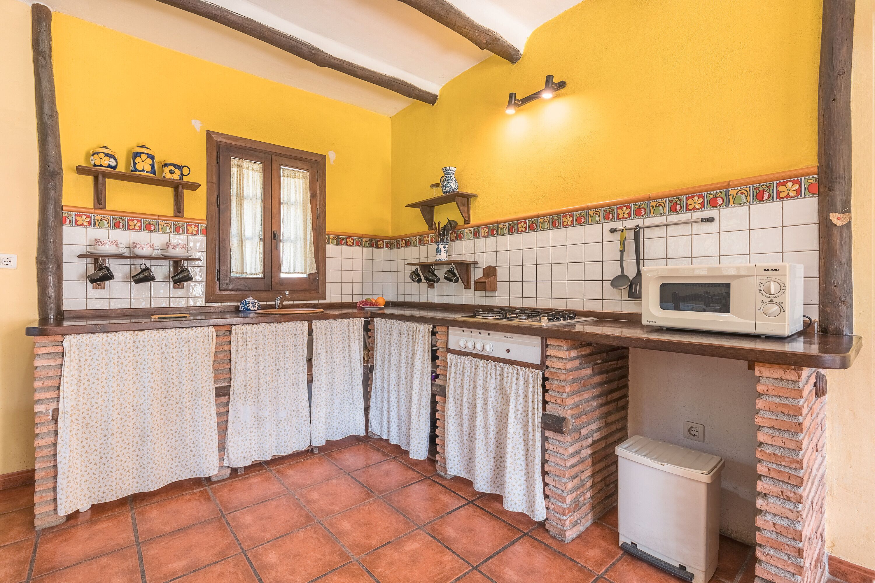 Refrigerador, microondas, parrilla de estufa y cafetera y tetera 