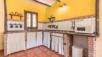 Réfrigérateur, micro-ondes, plaque de cuisson, cafetiÚre/bouilloire