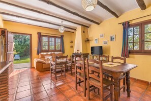 Interior - Country House 'Romero - Puerta' with Mountain View, Shared Pool and Wi-Fi (Órgiva)