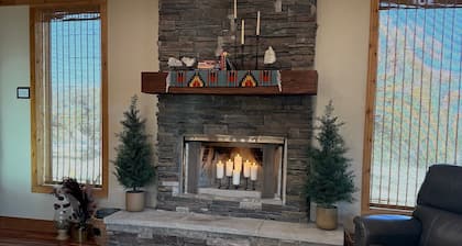 Comanche Ridge Getaway Cabin: Located at the Six Star Ranch!