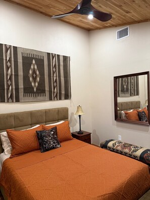 2 bedrooms, free WiFi, bed sheets - Comanche Ridge Getaway Cabin: Located at the Six Star Ranch! (Llano)