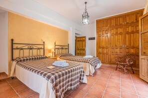 3 bedrooms, iron/ironing board, free WiFi, bed sheets