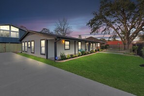 Exterior - 02. Paused (Houston)