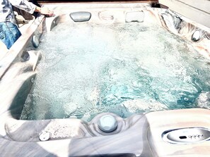 Outdoor spa tub - 02. Paused (Houston)