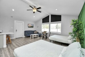 7 bedrooms, iron/ironing board, WiFi, bed sheets - 02. Paused (Houston)