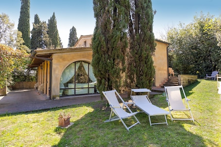 Terrace/patio. San Giovanni R. Apartment 3 Beppa with Private Garden, Wi-Fi and Air Conditioning