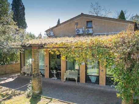 Exterior. San Giovanni R. Apartment 1 Dantea with Private Garden, Wi-Fi, and Air Conditioning