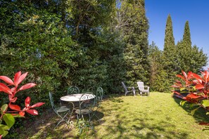 Outdoor dining - San Giovanni R. Apartment 1 Dantea with Private Garden, Wi-Fi, and Air Conditioning (Peccioli)