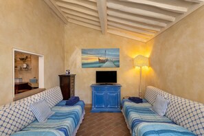 TV - San Giovanni R. Apartment 1 Dantea with Private Garden, Wi-Fi, and Air Conditioning (Peccioli)