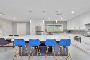 Réfrigérateur, four à micro-ondes, un four, surface de cuisson