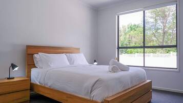 3 bedrooms, desk, iron/ironing board, WiFi