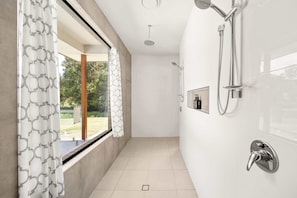 Douche, sèche-cheveux, serviettes fournies, shampoing