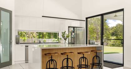 Hinterland Haven - Pool & Lush Surrounds