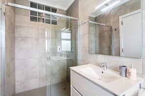Douche, sèche-cheveux, serviettes fournies